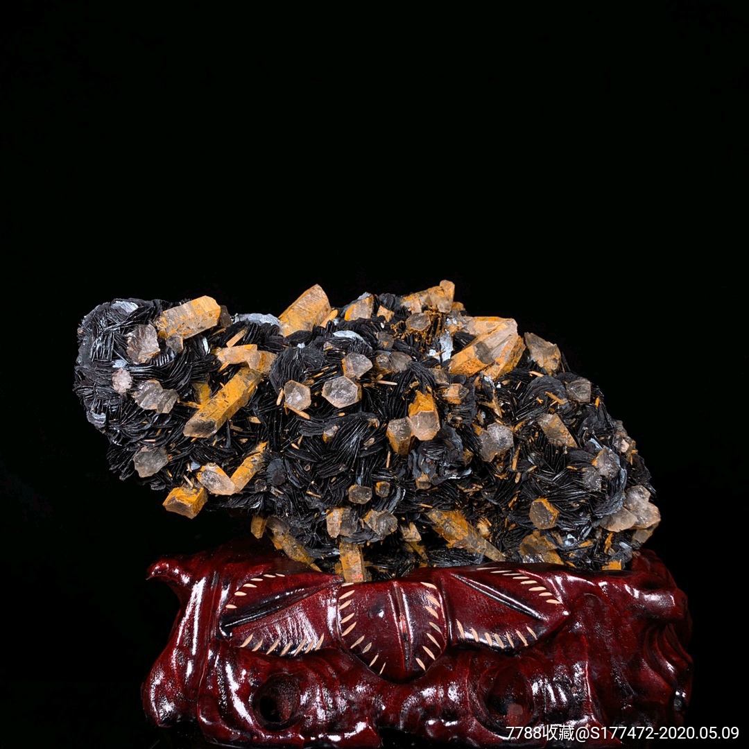 天然镜铁矿 又称铁玫瑰 与水晶共生