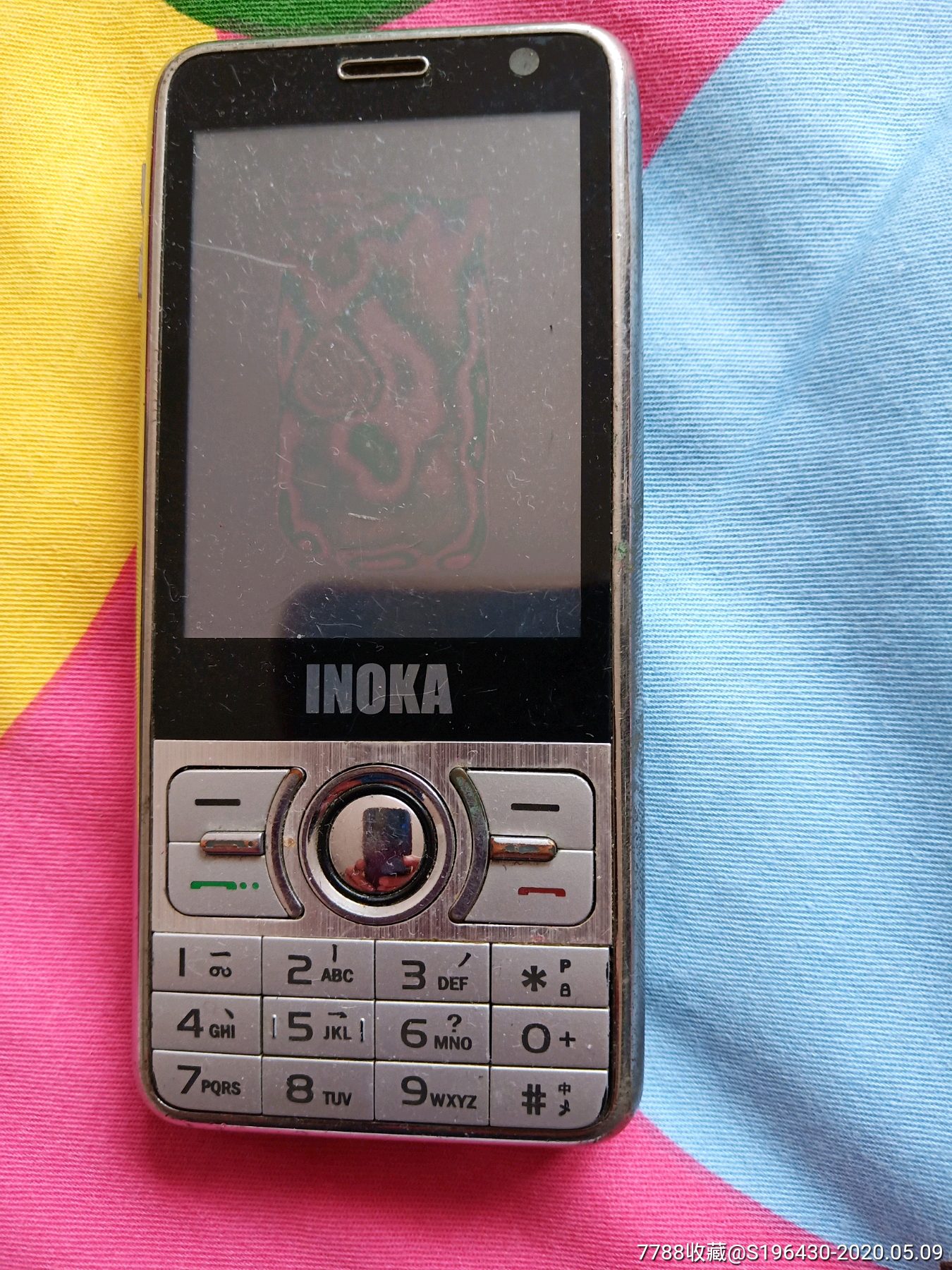 4个手机和一个收音机