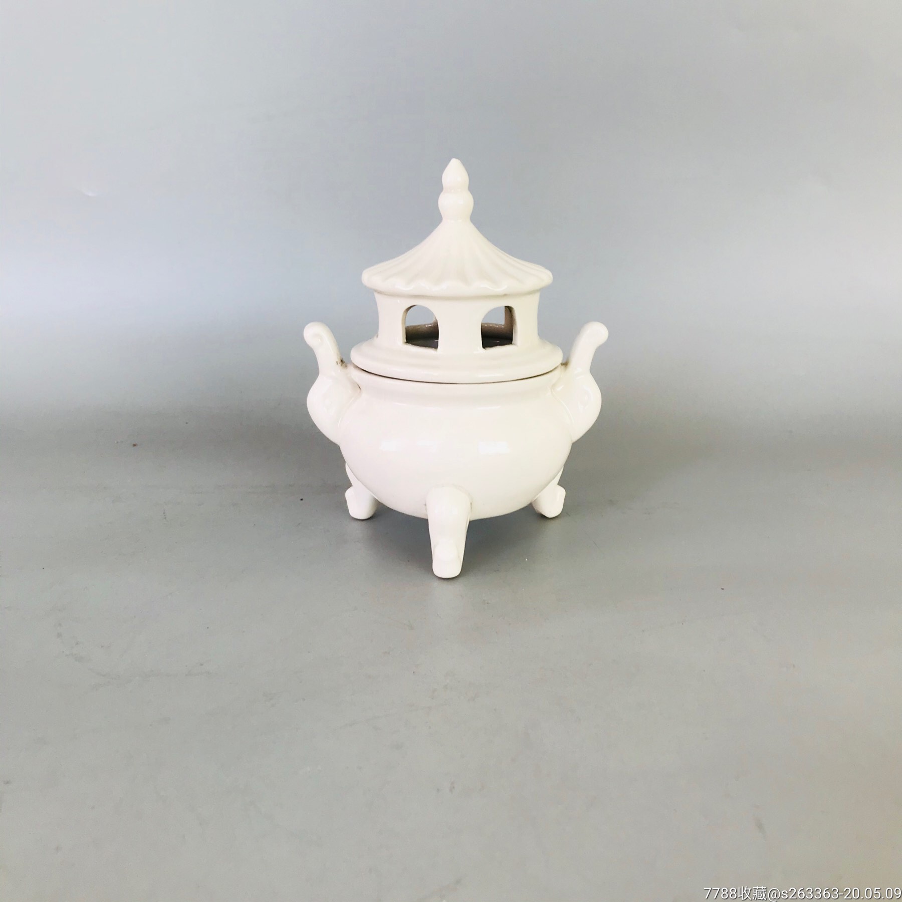 老白瓷三足熏炉