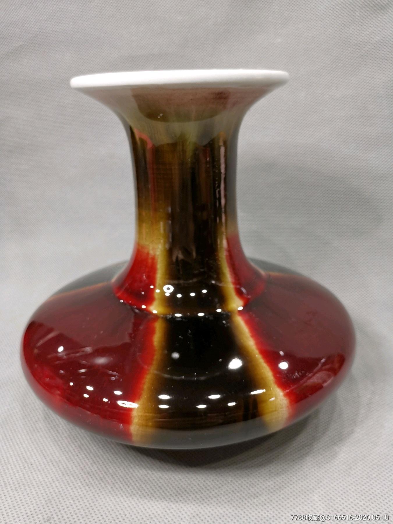 建国瓷三阳开泰荸荠瓶.高18.5厘米,宽19厘米,全品.