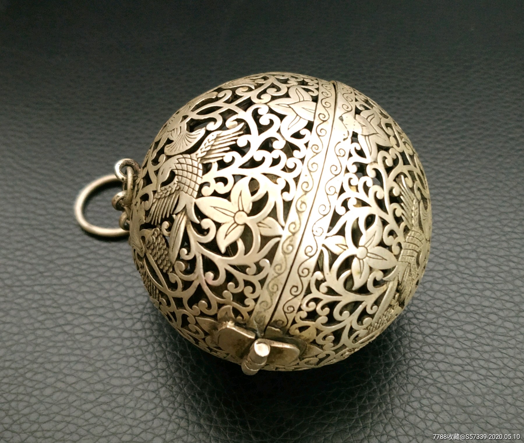 《可挂式镂空球形香薰》球径53.7mm,随赠民国老油灯1件