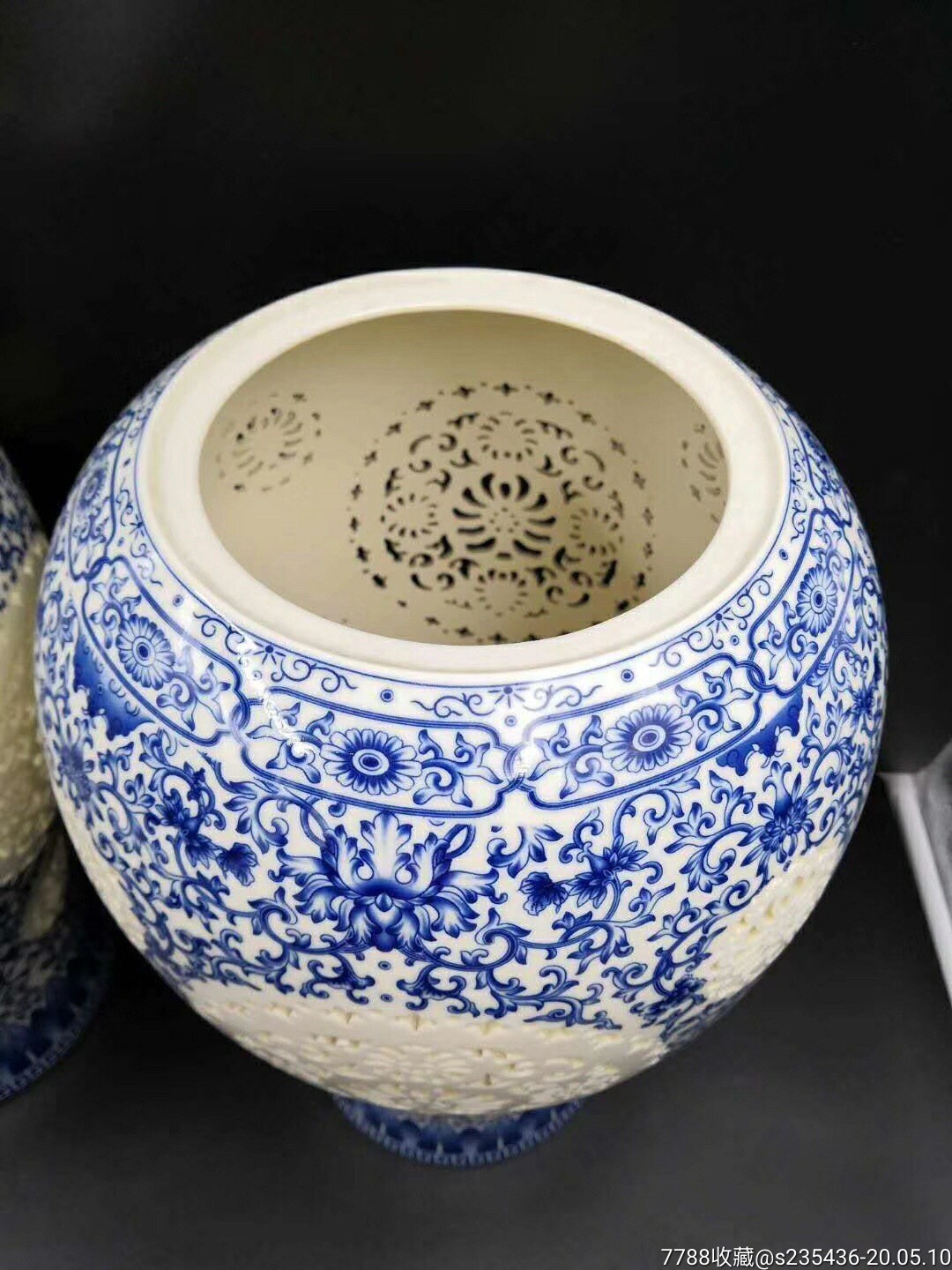 青花缠枝莲花卉纹镂空转心瓶一对