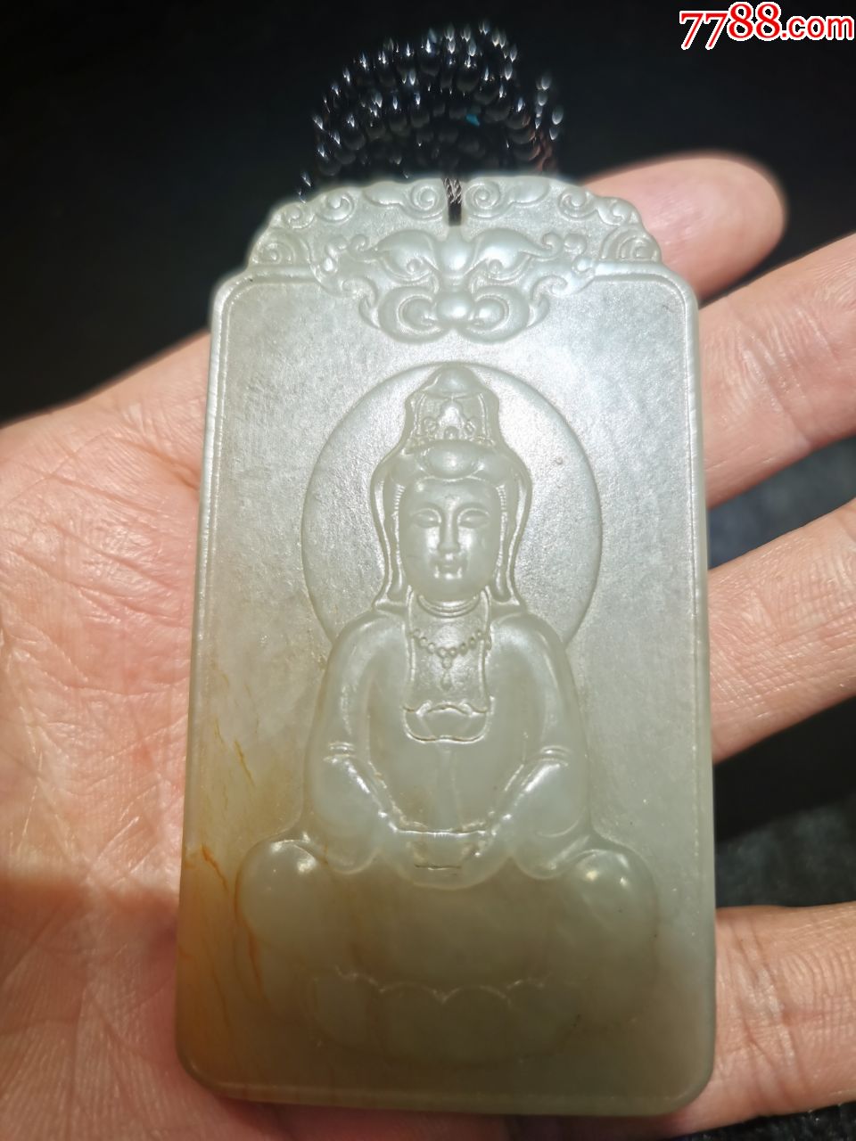 和田玉观音佛牌,雕刻观音菩萨坐像,雕刻细腻,佛像开脸优雅,玉质温润