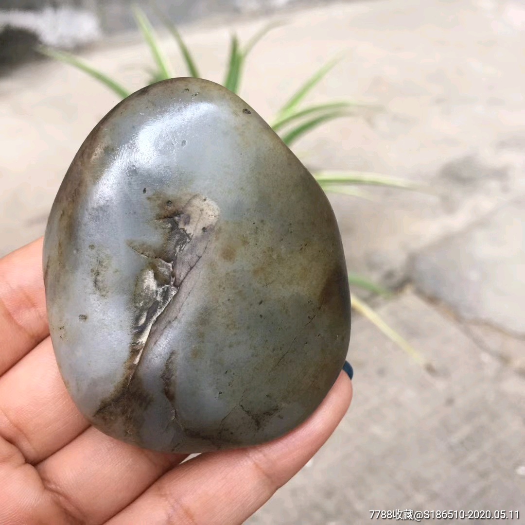 天然新疆和田玉黑死油烟皮籽料原石把件