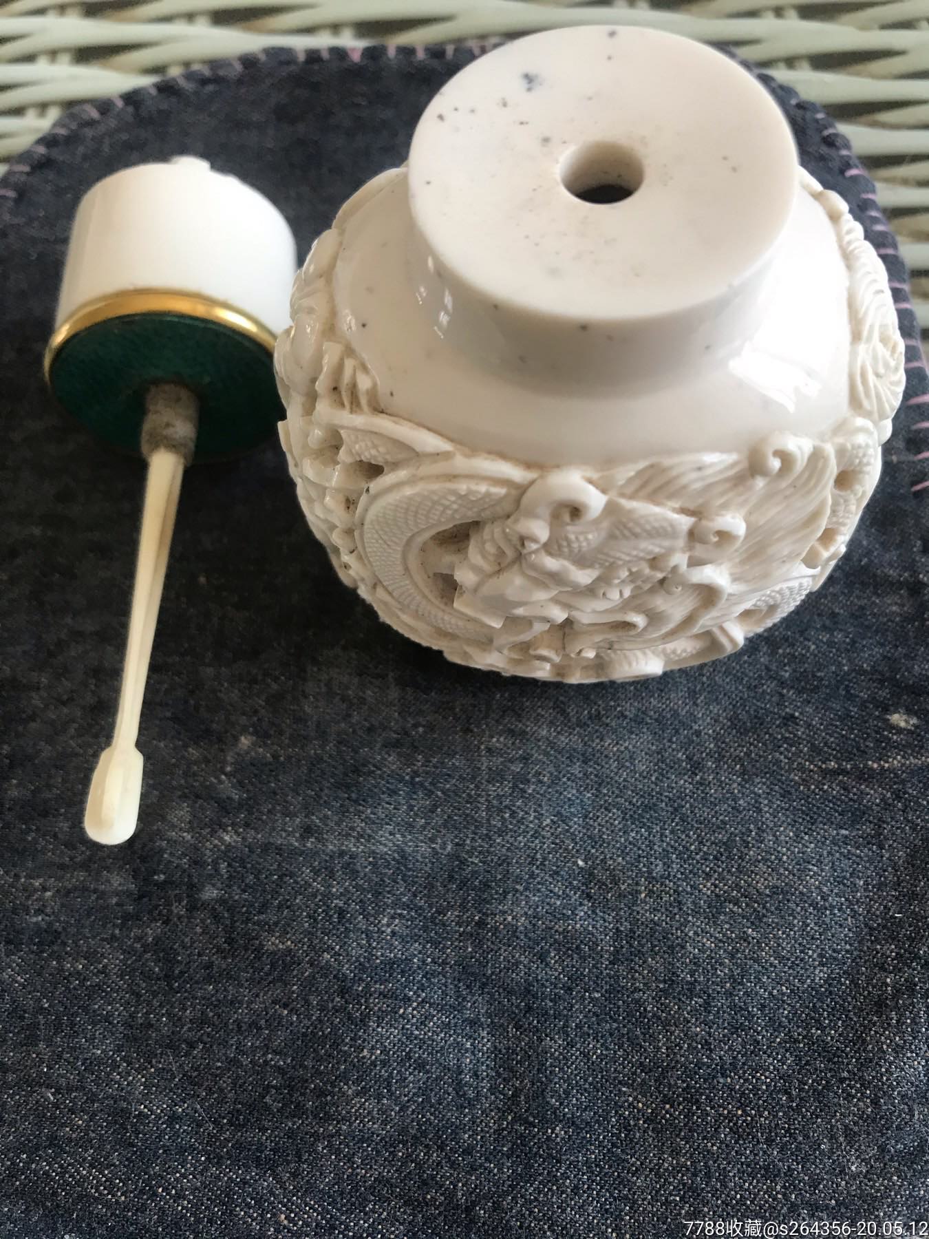 蒙古**雕大鼻烟壶