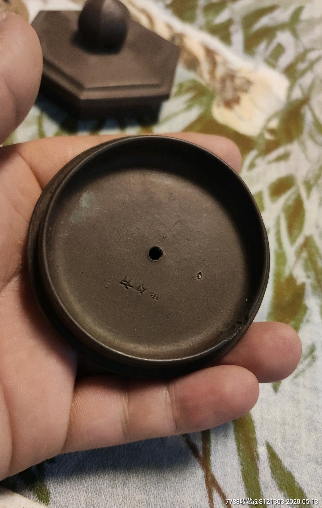 一堆老紫砂壶盖子