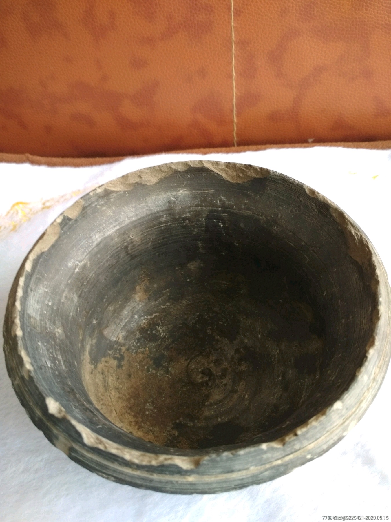 唐代黑陶模印团花蕉叶图纹敞口香炉