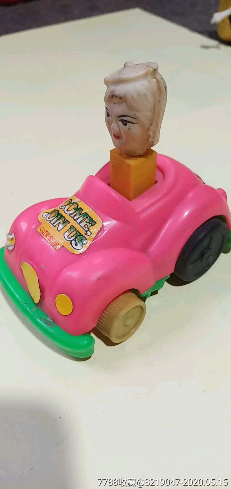 小女孩玩具车
