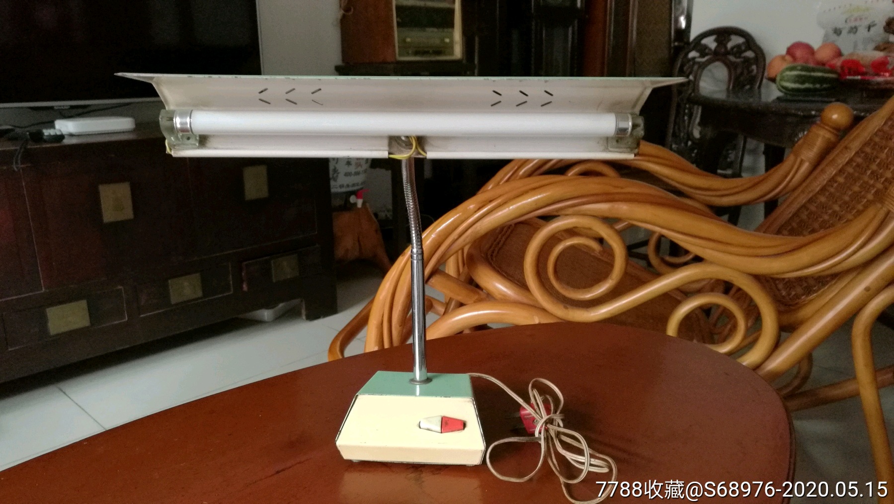 70年代灯管式金属台灯,8w灯管,使用正常,可用可藏,可做年代戏影视道具