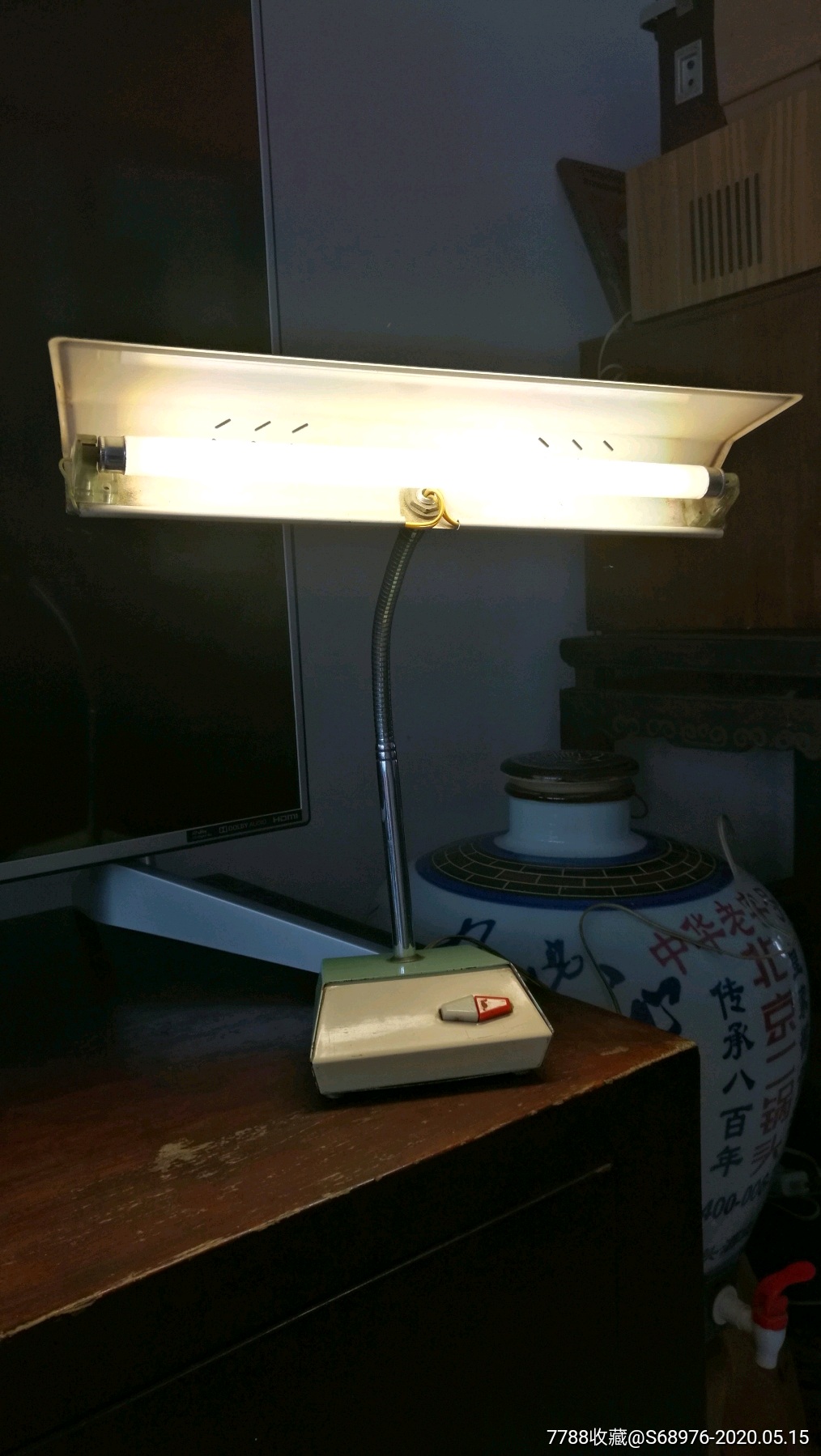 70年代灯管式金属台灯,8w灯管,使用正常,可用可藏,可做年代戏影视道具