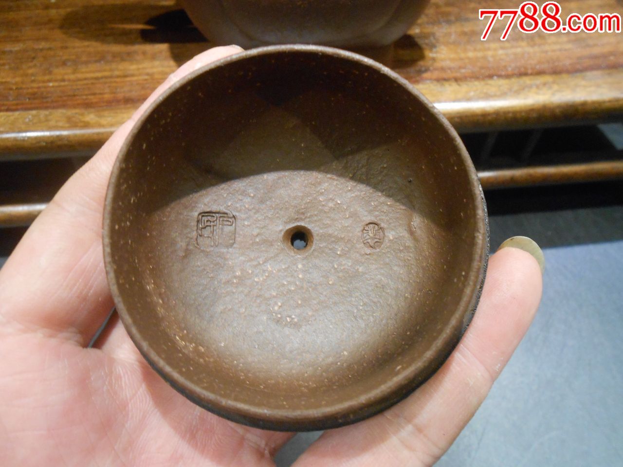 紫砂壶大师裴石民款方形菱花紫砂壶一把,制作考究,底款为"陈明远第二"