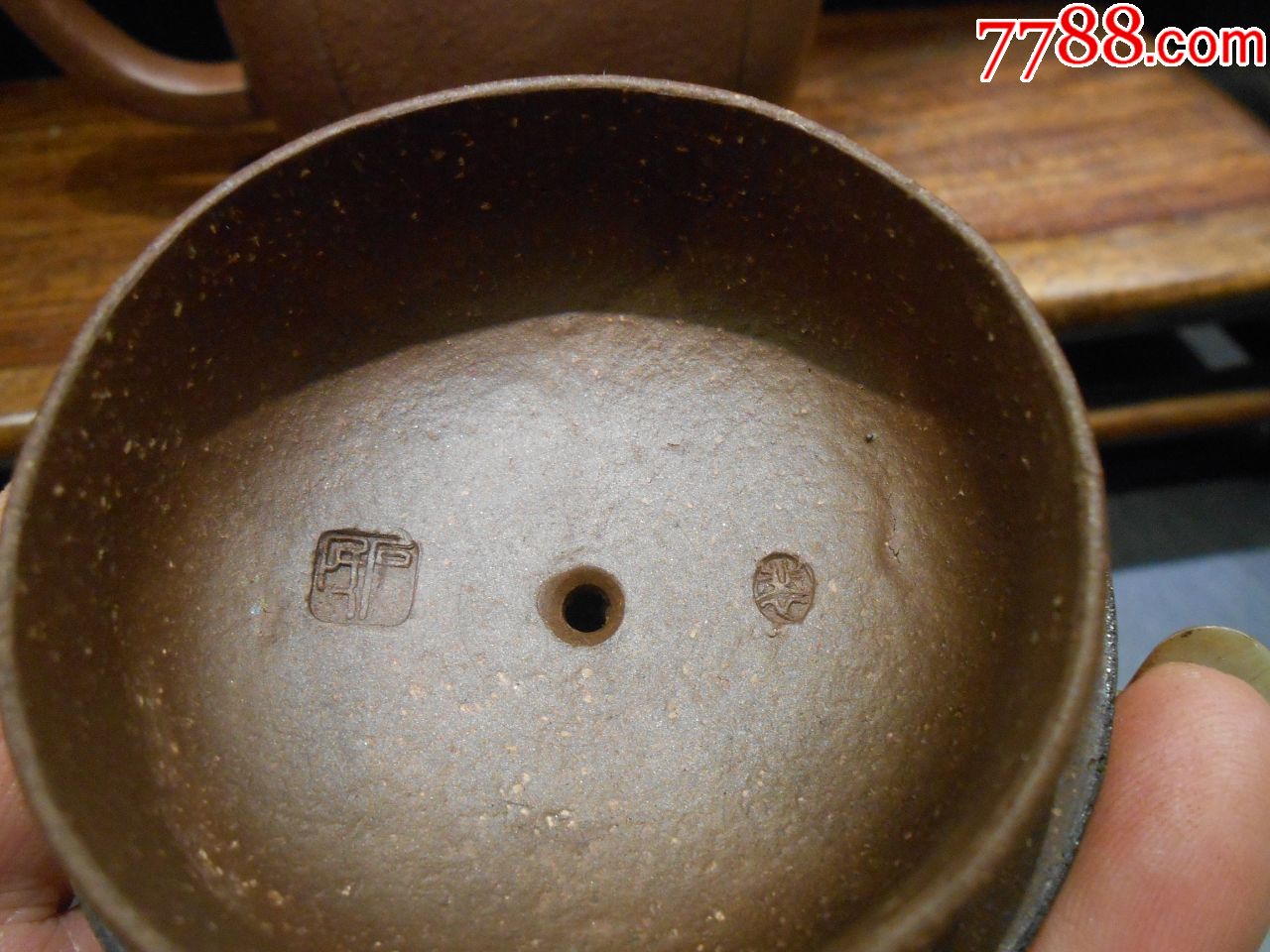 紫砂壶大师裴石民款方形菱花紫砂壶一把,制作考究,底款为"陈明远第二"