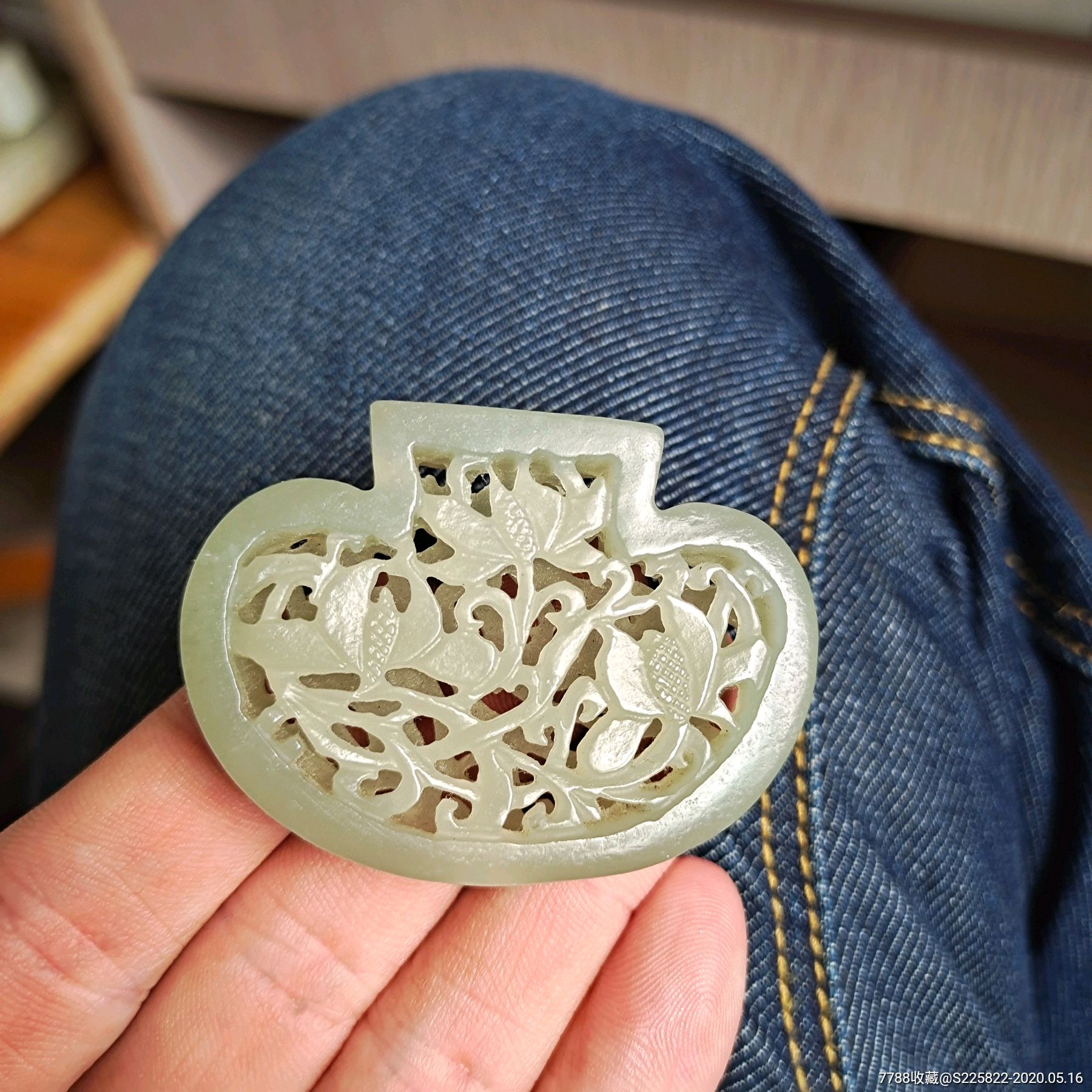 清代一路连升和田玉香囊