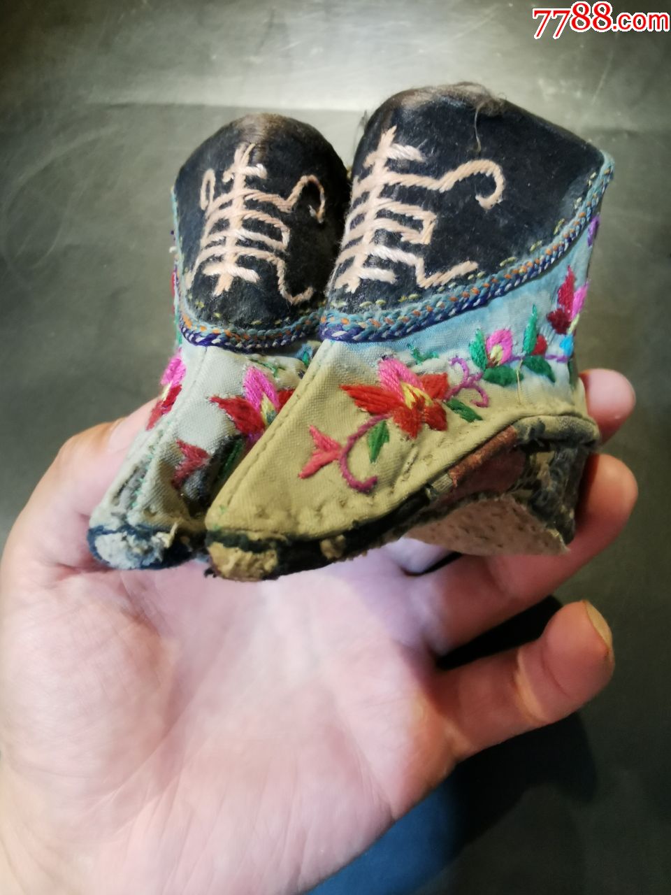 三寸金莲绣花鞋一双,整体较好,有收藏此类物件的藏友可入,详细见细图