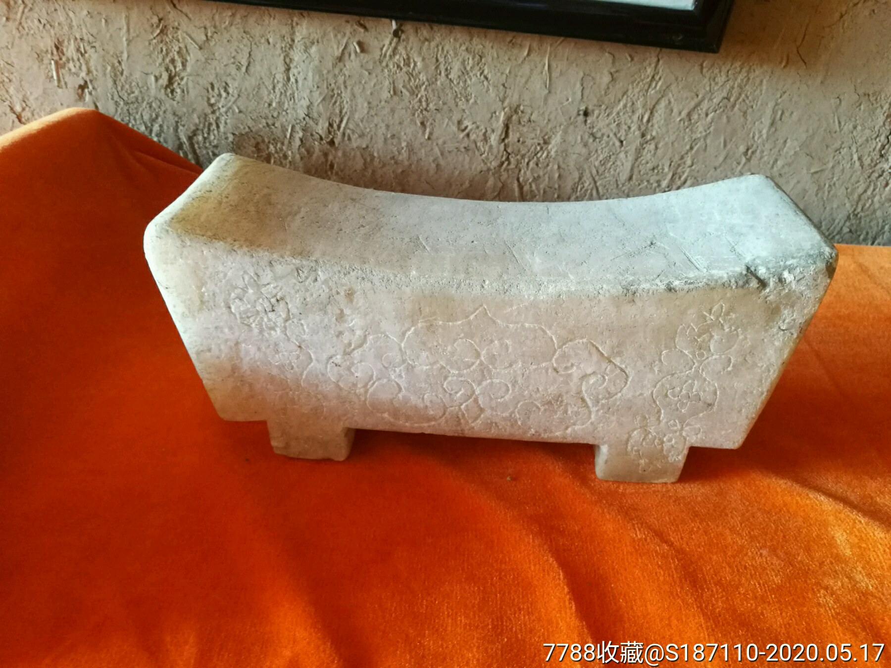 白色元宝型带腿雕如意花卉纹玉石枕头