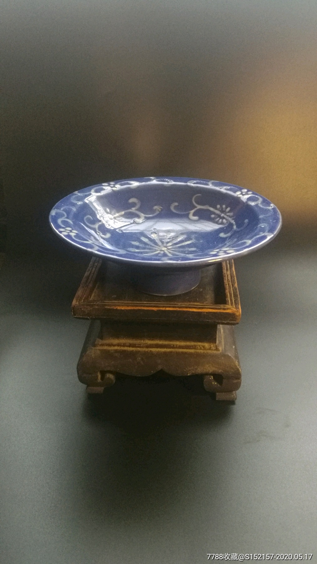 清乾隆霁蓝堆白高足盘