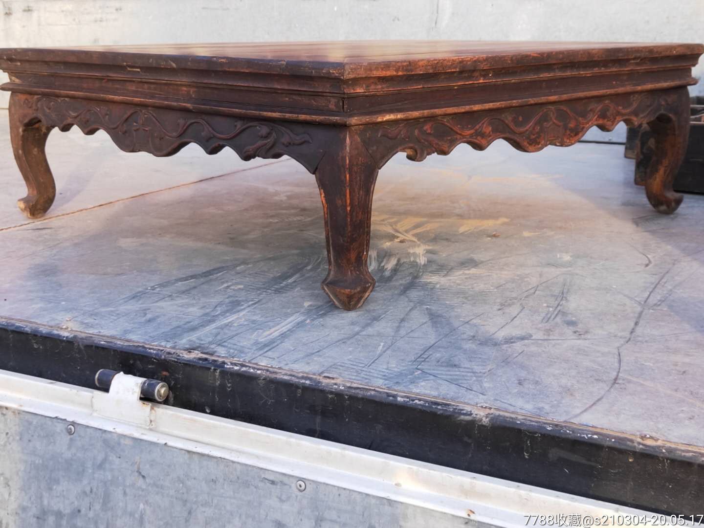 精品榆木马蹄腿大炕桌四周牙板高浮雕缠枝莲工艺中间刻鱼眼开光