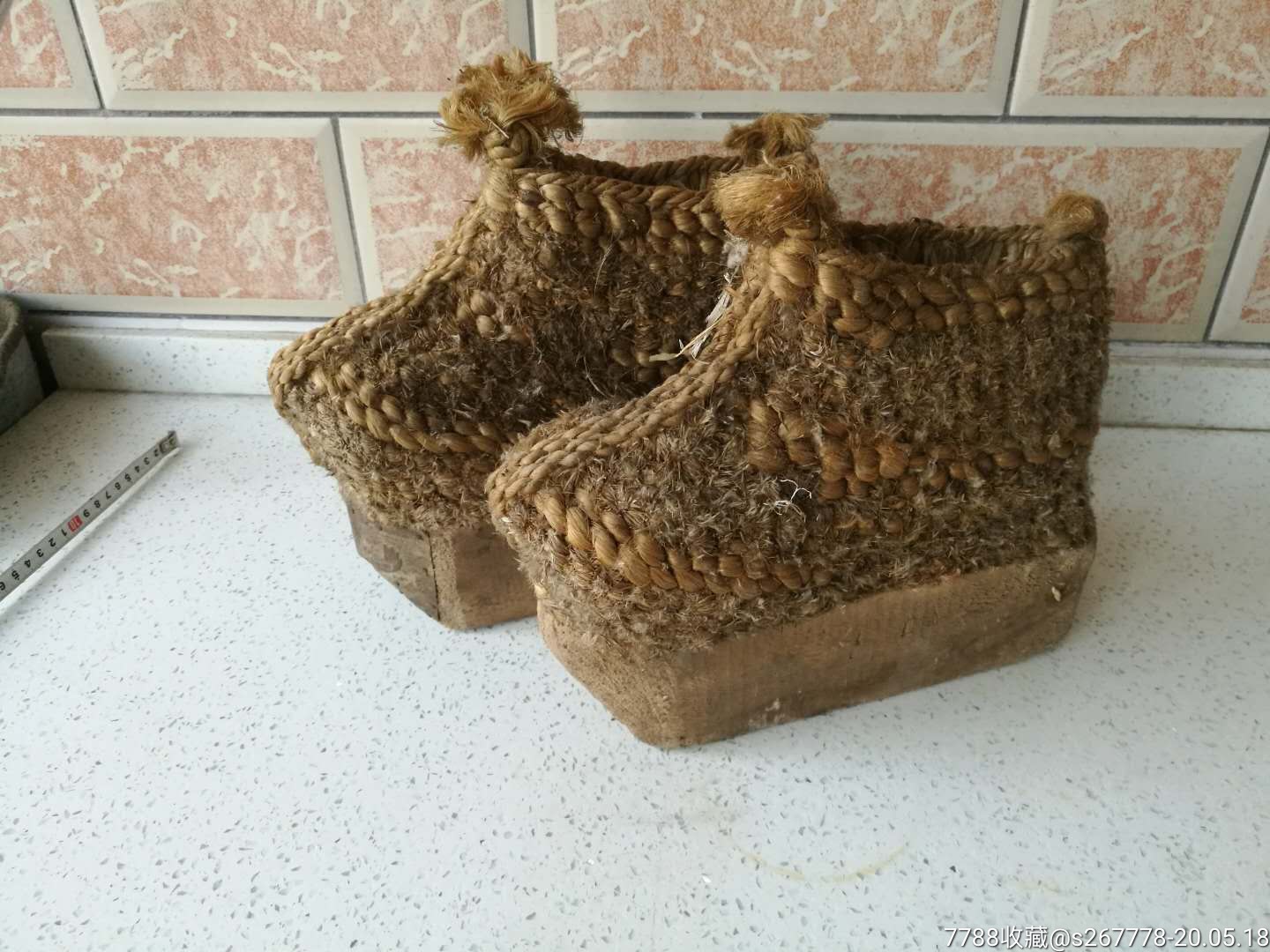 铁皮包鞋尖的乌拉草编制暖鞋