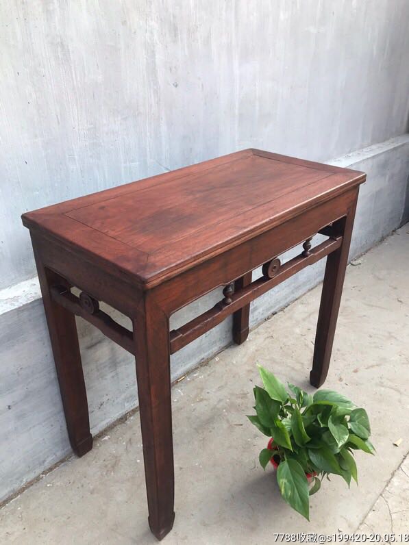 民国花梨木半桌.独块大桌面木纹清晰.四面小拉钱,四足无蛀.