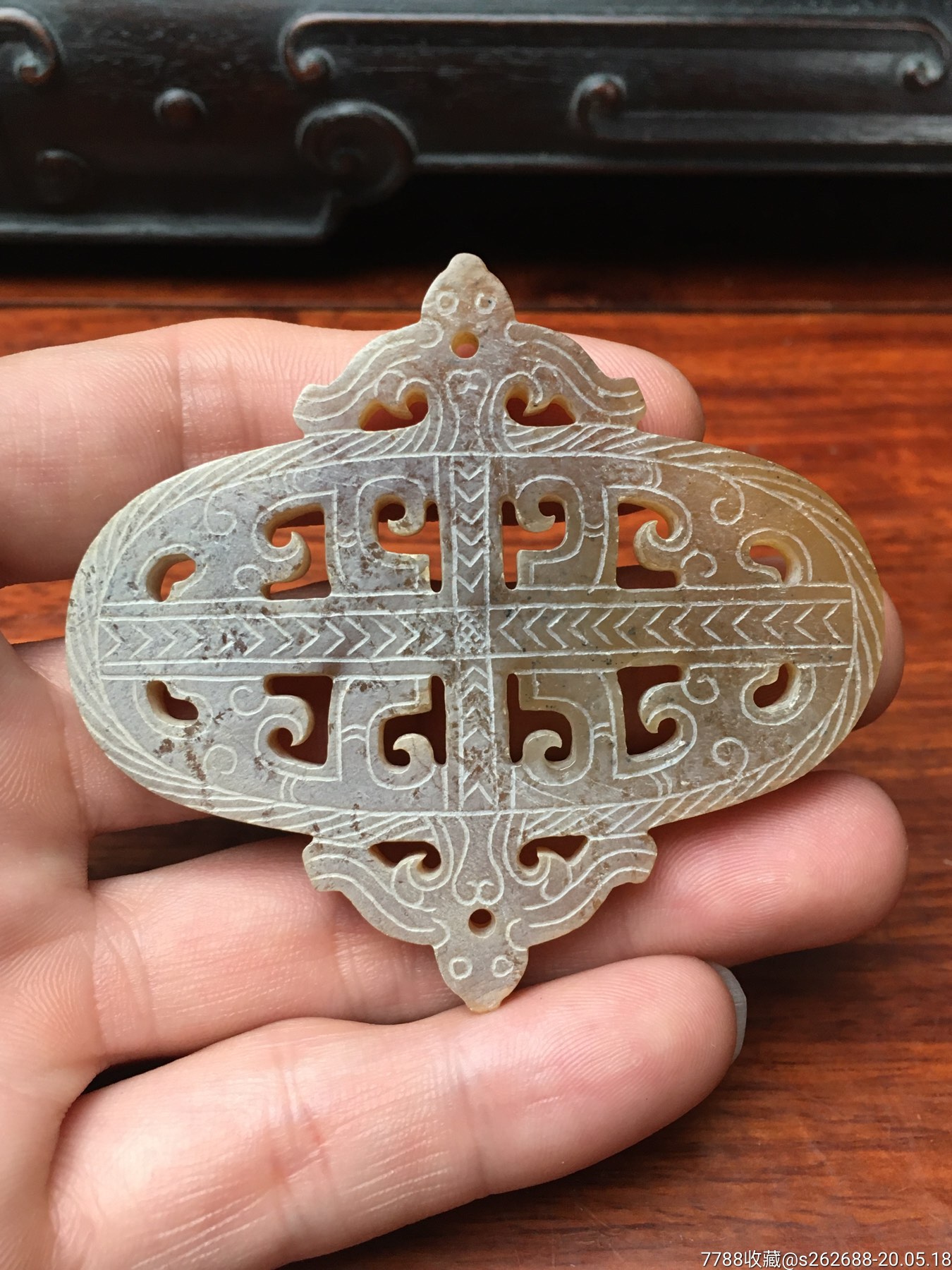 老和田玉糖玉蝠纹出廓璧