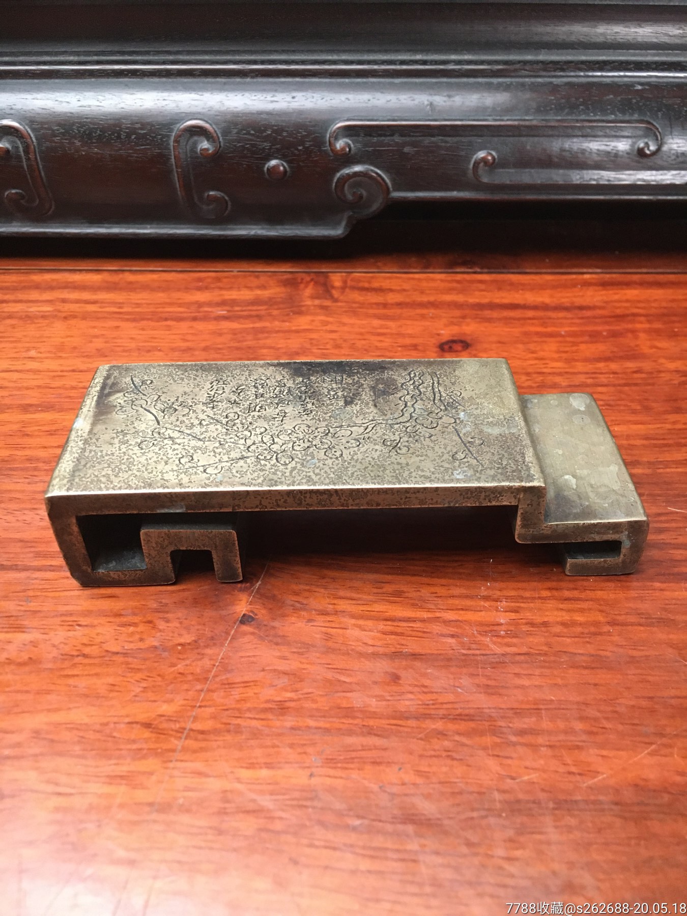 老白铜錾刻花卉图案诗文卷形墨床
