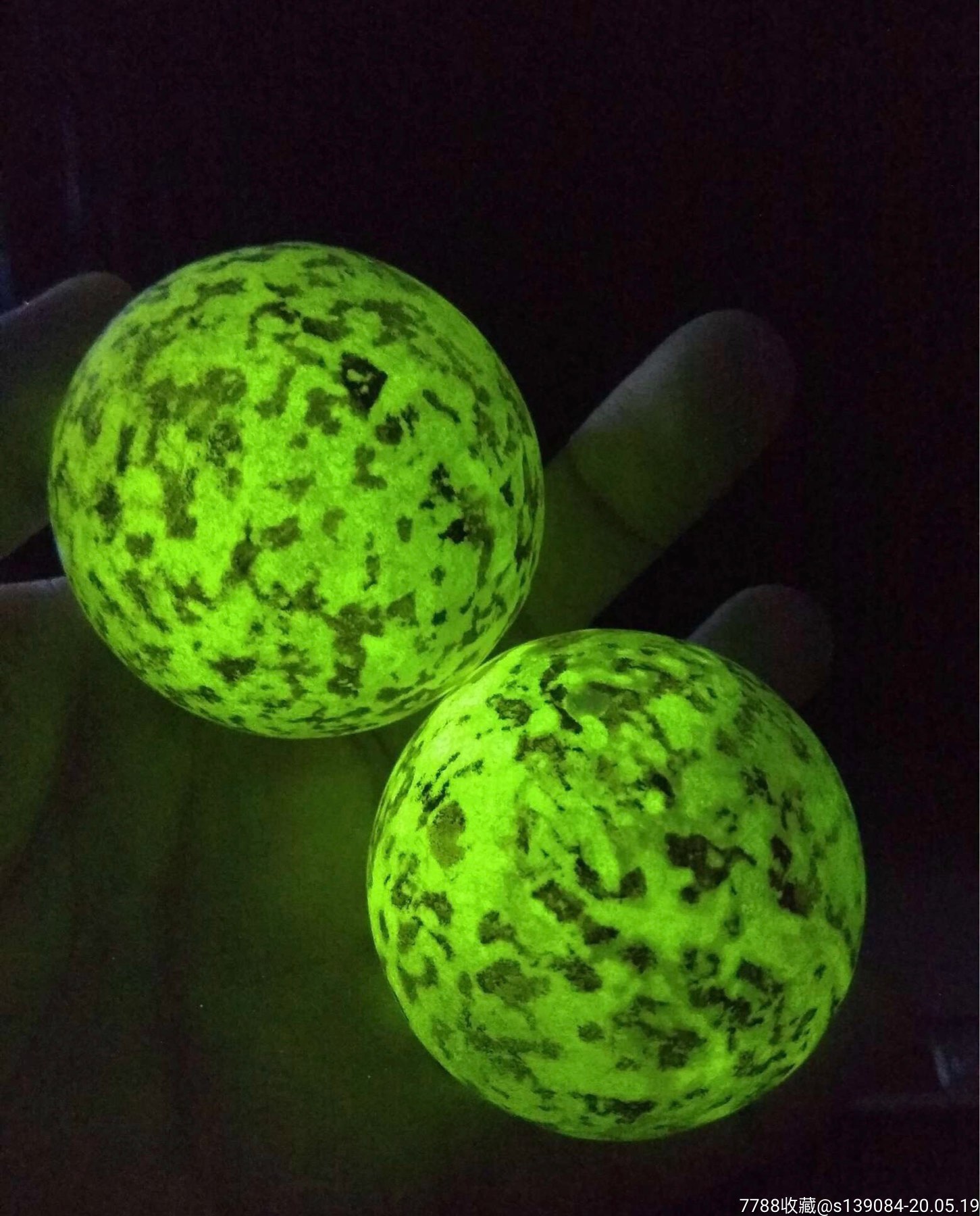 天然两枚萤石绿夜光石发光石球