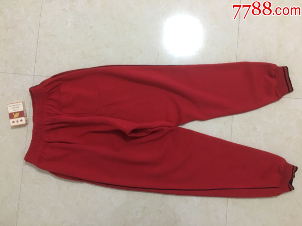 红色老式运动裤