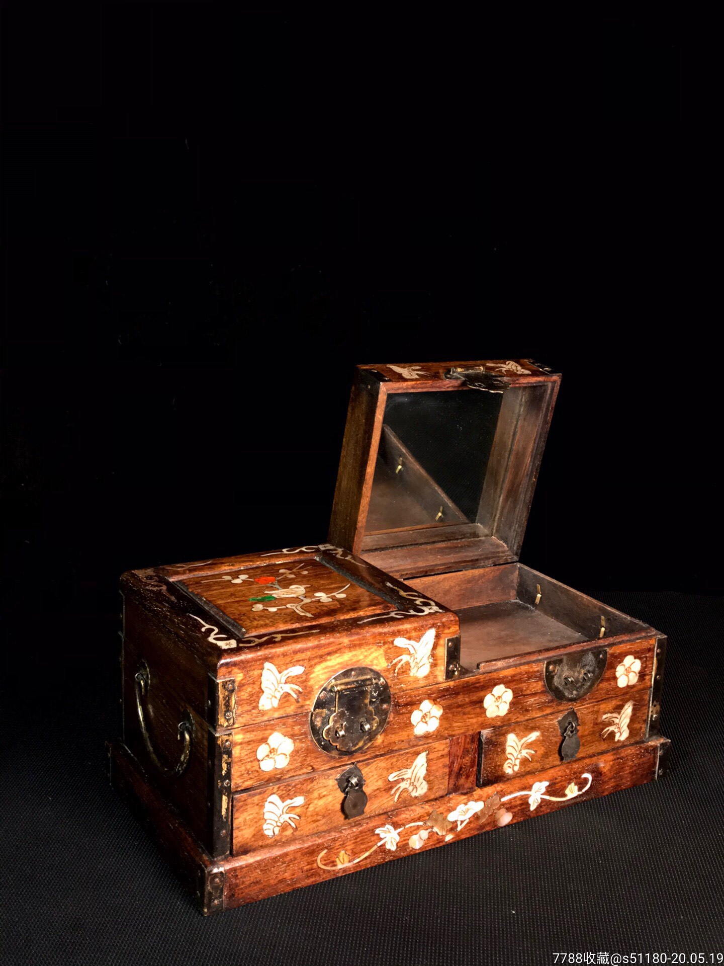 花梨木镶嵌贝壳喜鹊登梅图梳妆盒