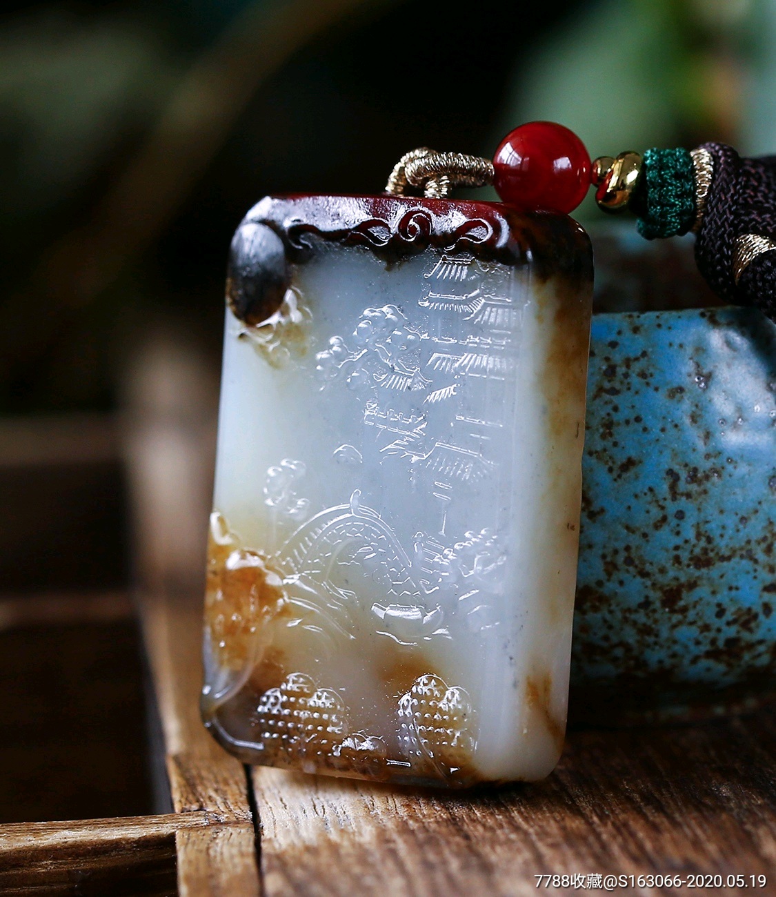 一款非常精致漂亮的和田玉籽料山水吊坠