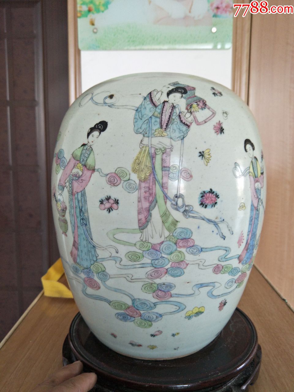 民国彩天女散花粉彩冬瓜罐子一只.29厘米高包老包快.背部有残如图