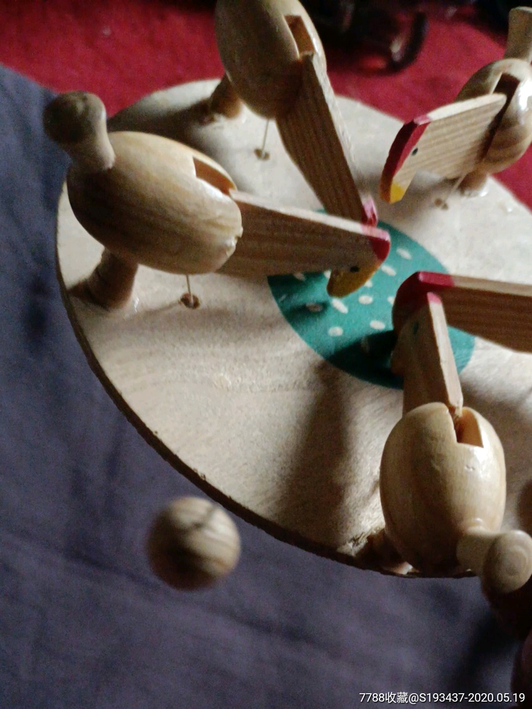 功能正常的两个小鸡吃米木制玩具