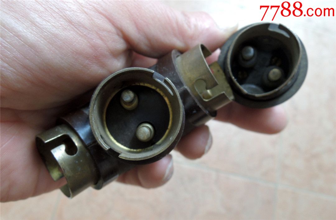 点评点评:0浏览量:备注:灯头口径23mm/收自边疆,解放初期老式台灯头