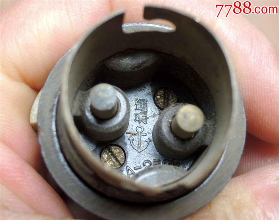 点评点评:0浏览量:备注:灯头口径23mm/收自边疆,解放初期老式台灯头