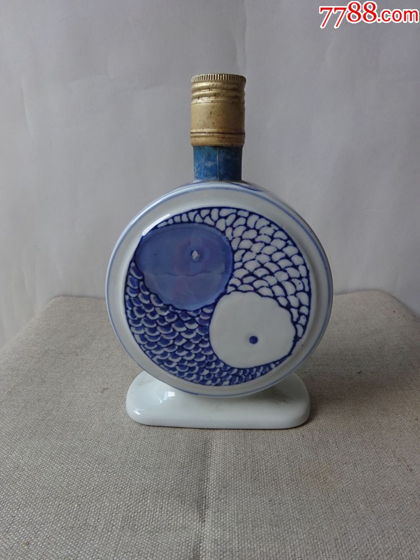 双龙商标少见青花阴阳图陶瓷酒瓶
