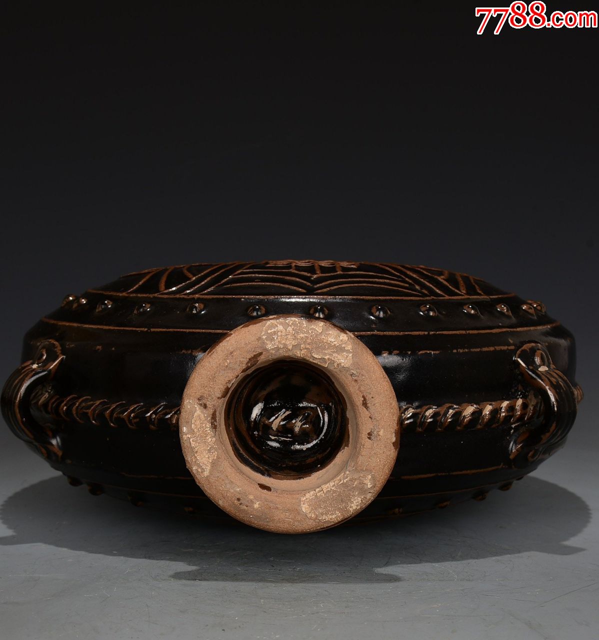 宋磁州窑黑釉剔花金钱纹四系扁壶