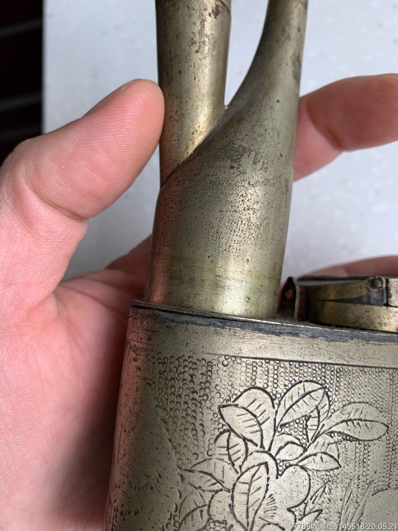 黄铜水烟壶一支,高26公分,手头沉