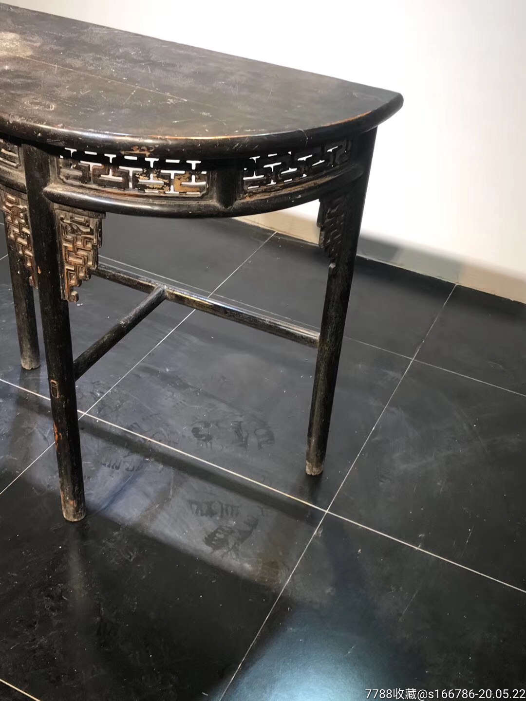 清代半圆桌又称月牙桌