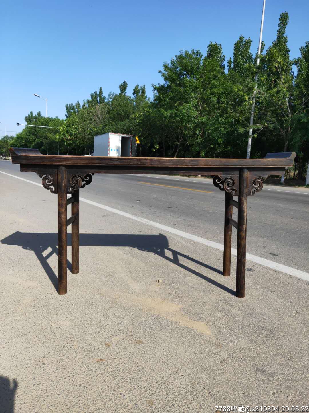 老榆木独板条案,供案.圆腿圆枨,刀牙板漂亮.四腿雕有祥云,皮克一流