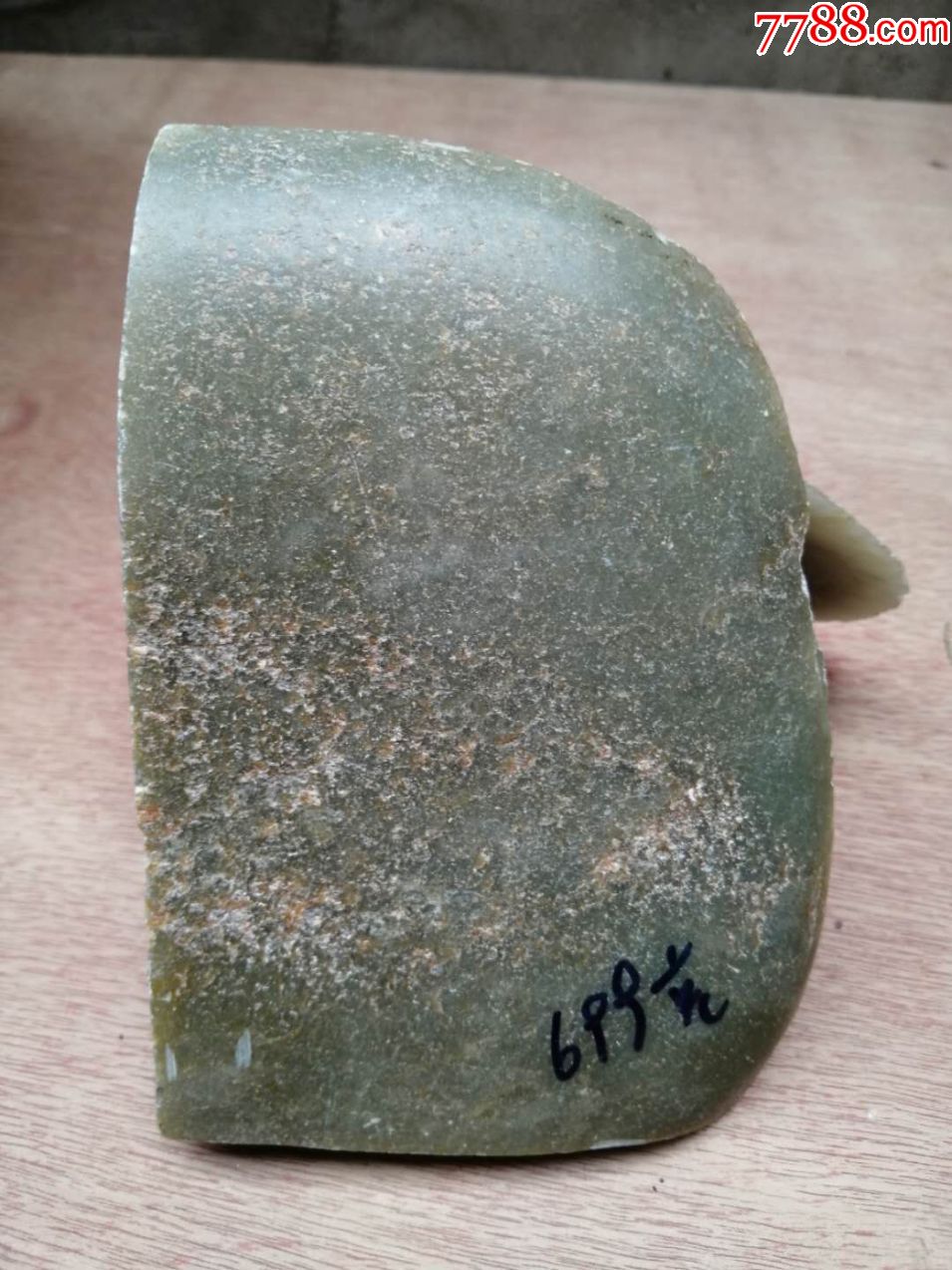 新疆和田青玉大块籽料其中的一块边皮明料600多克可出一只62的镯子