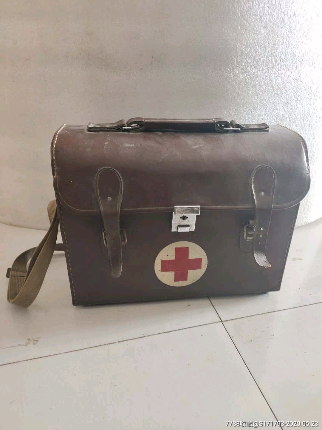 首页 零售 工具包 >> 民国时期牛皮老医药箱  滚动