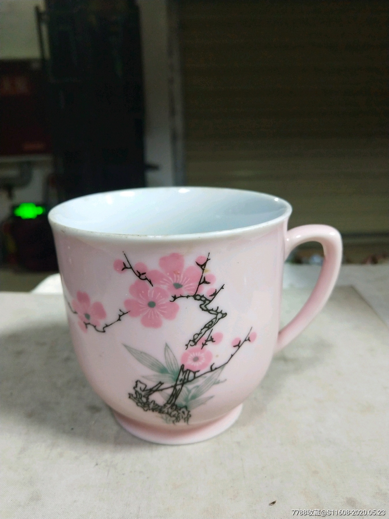 景德镇制桃红釉梅竹瓷杯