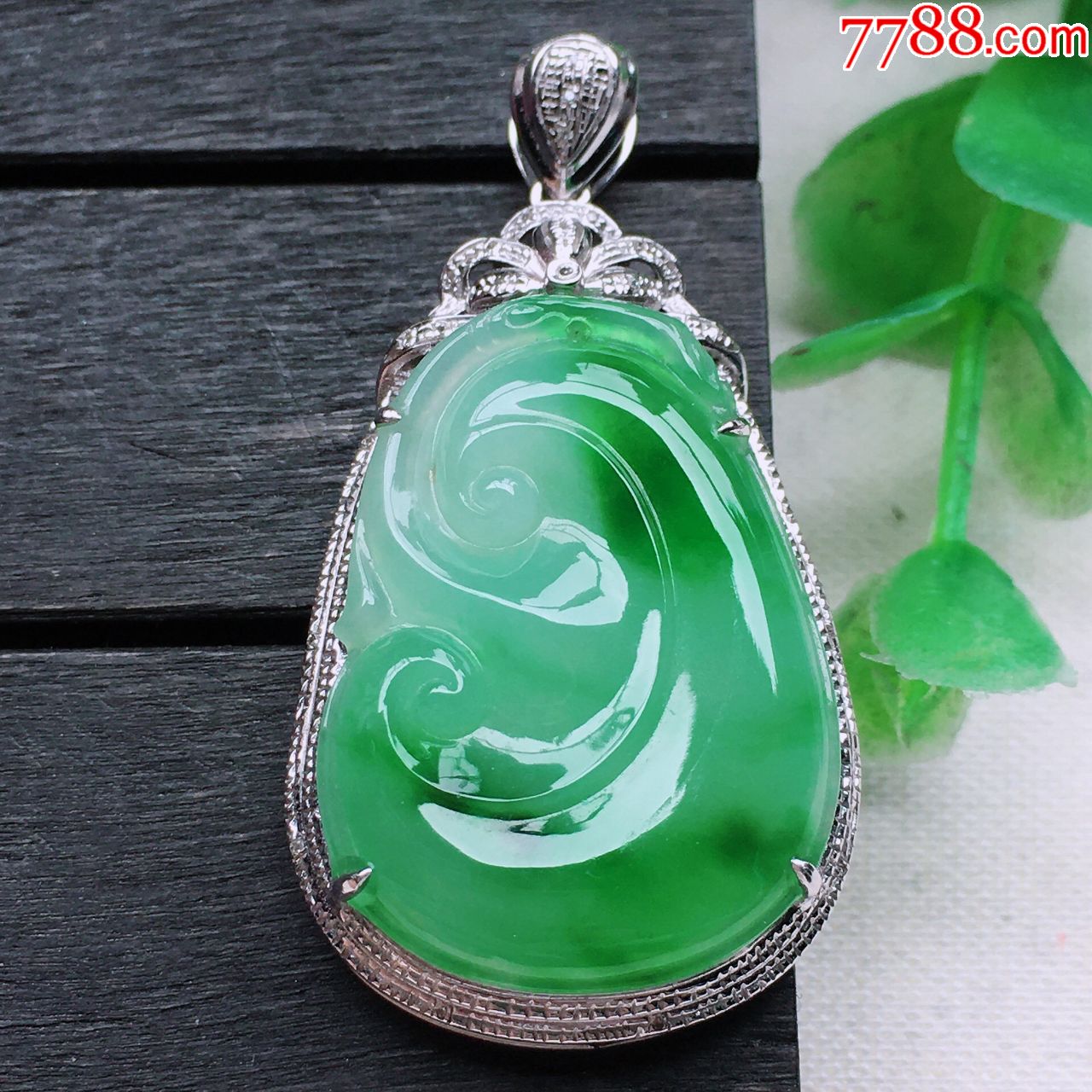 天然翡翠a货老坑冰糯种飘绿如意18k金伴钻吊坠水润起光玉挂件
