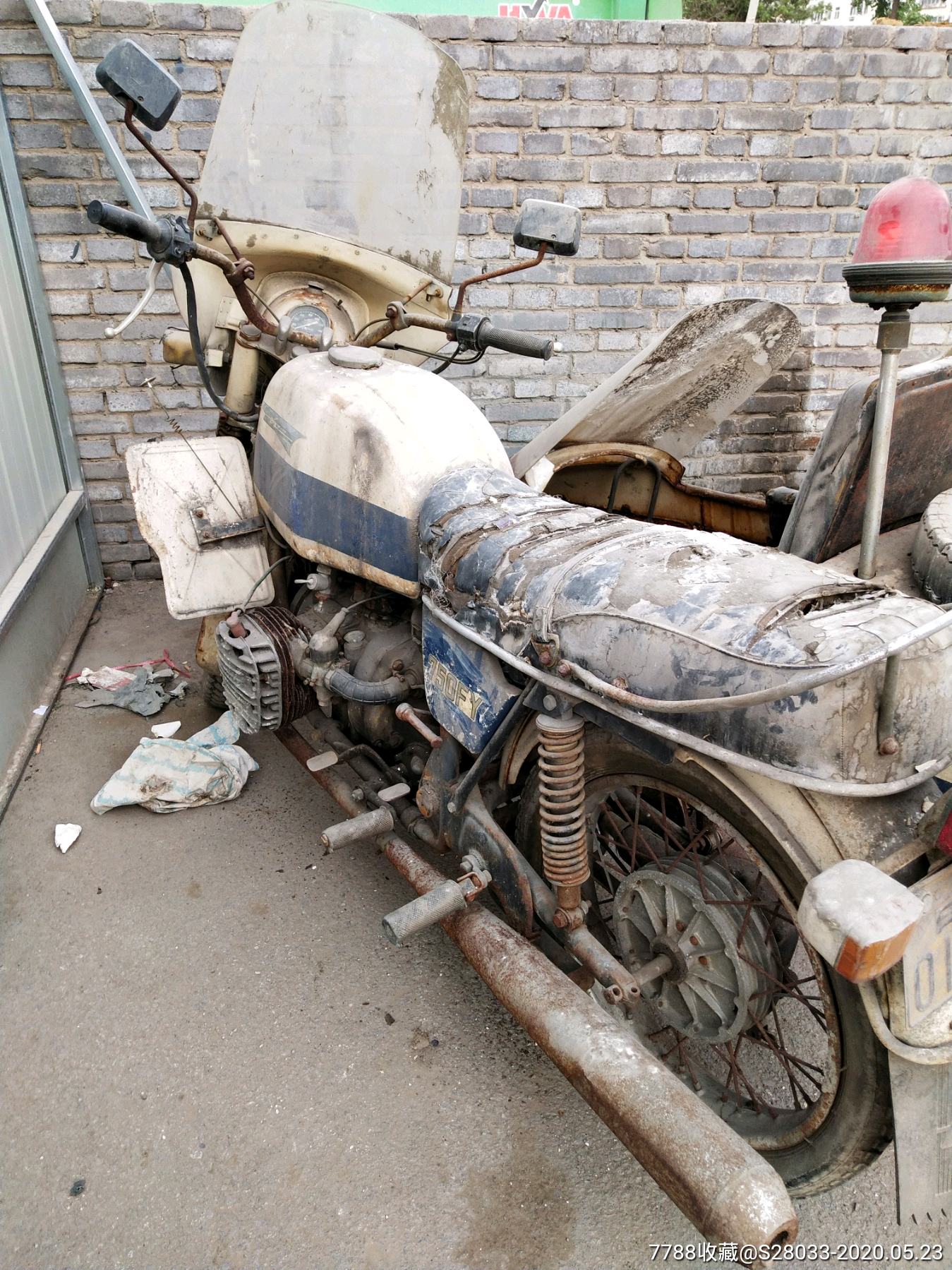 古董收藏级长江750*安老摩托车