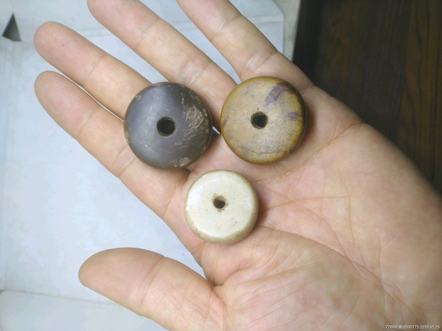 清代石捻轮三个,颜色各不同