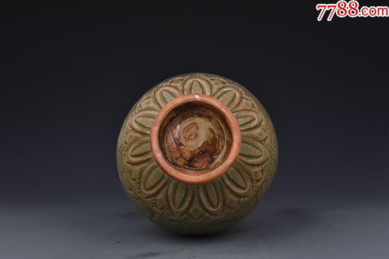 宋耀州窑刻牡丹飞鹤纹玉壶春瓶