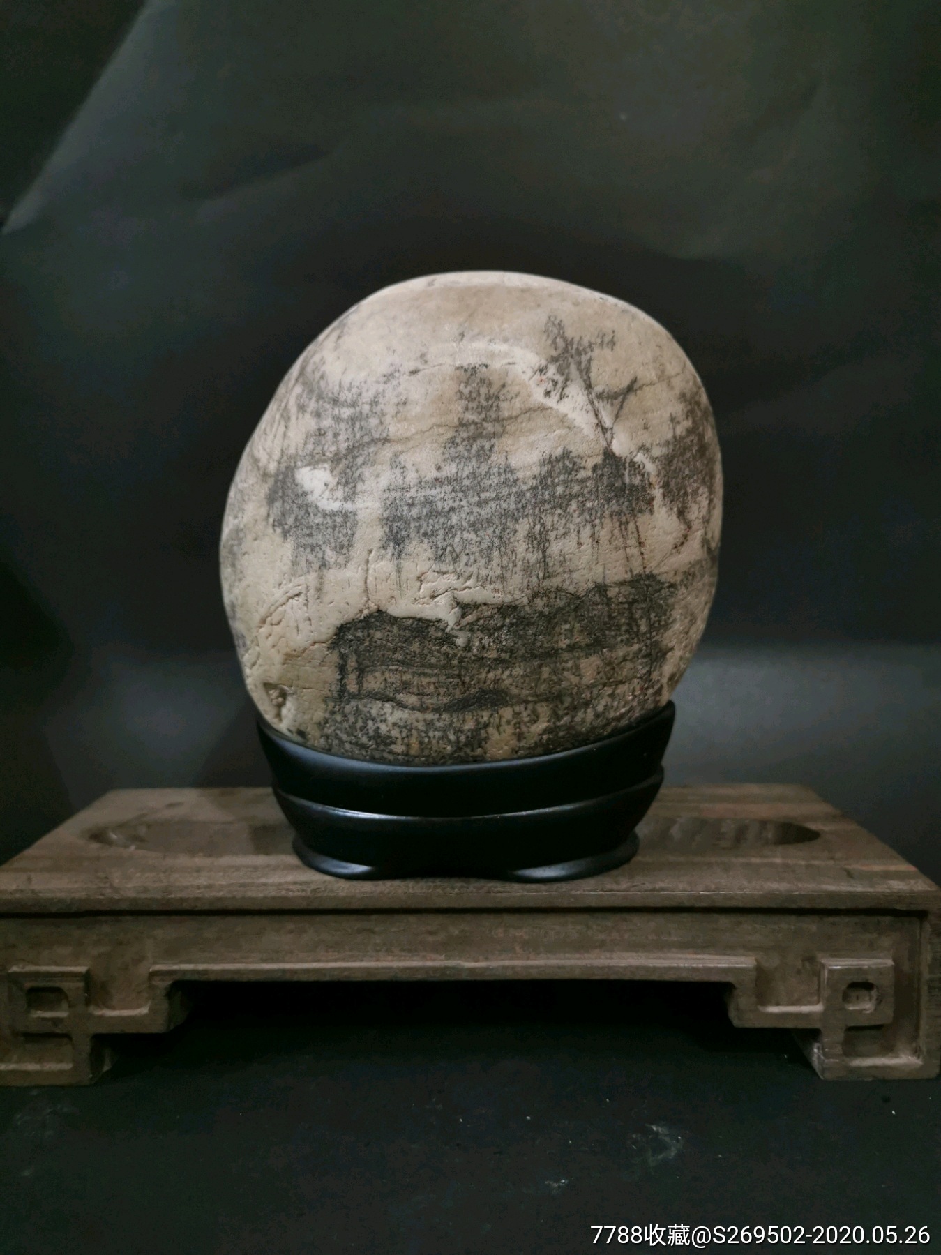 长江草花石大山下的藏寨