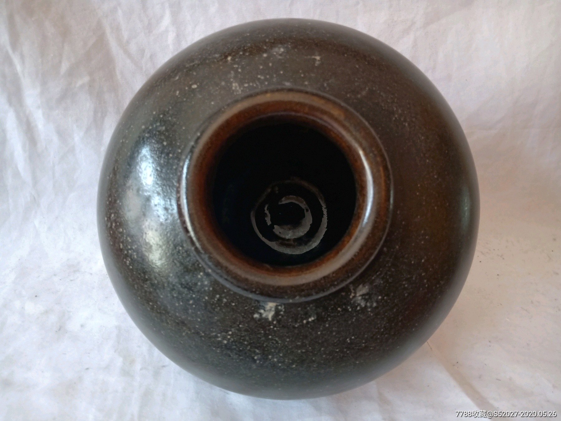 宋代定窑黑釉划花蜻蜓纹罐.高17厘米,直径19.2厘米.