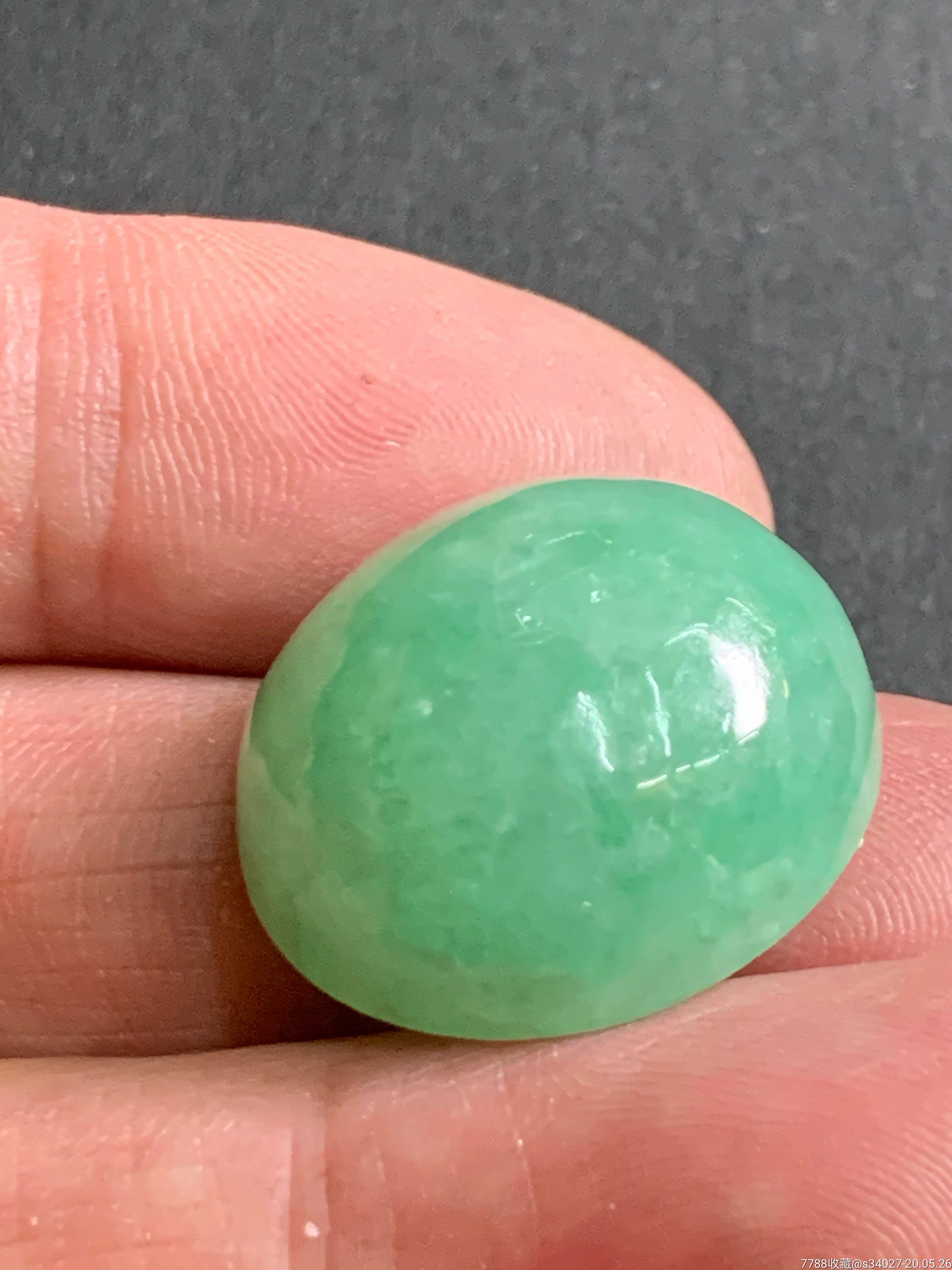 天然a货翡翠,果绿鸽子蛋,玉质细腻,造工规整,饱满圆润,尺寸:23.3*21.