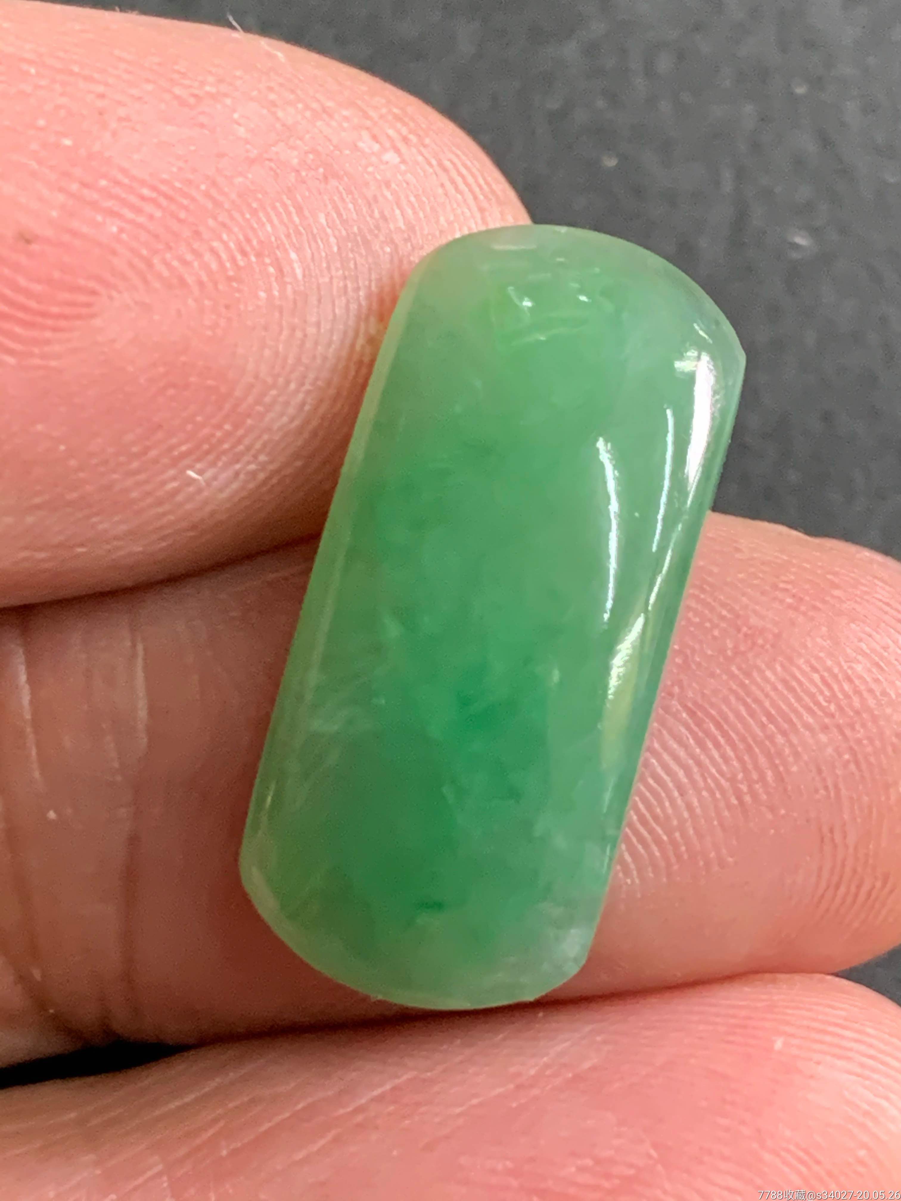 天然a货翡翠,满绿大马鞍戒面玉质细腻,造工规整,水润灵动尺寸:23.