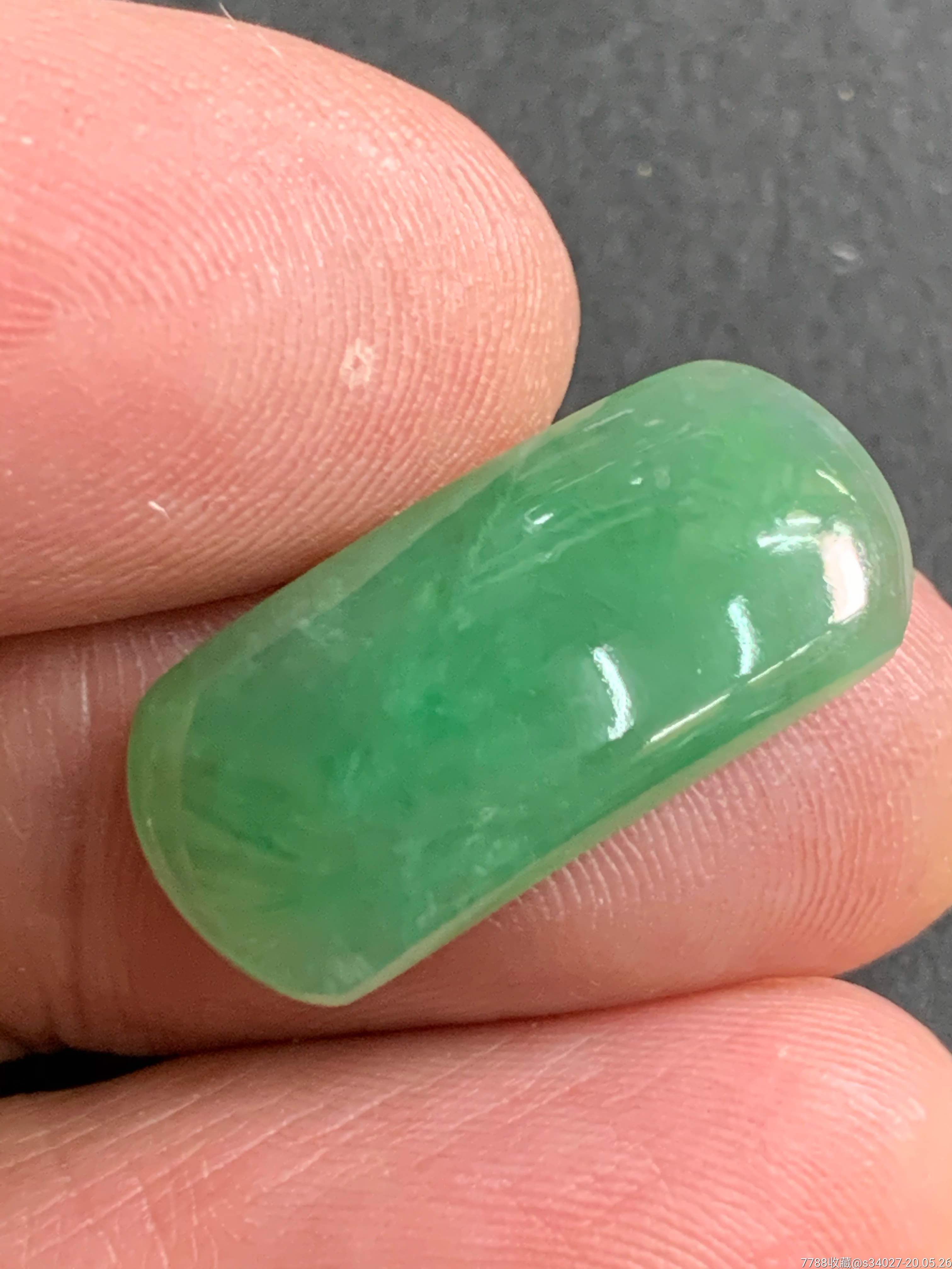 天然a货翡翠,满绿大马鞍戒面玉质细腻,造工规整,水润灵动尺寸:23.